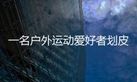 一名戶外運動愛好者劃皮劃艇上班不堵車  護城河里欣賞優美環境